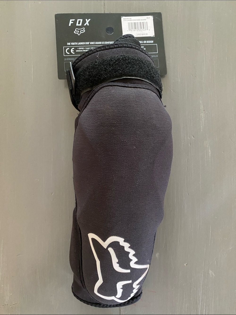 Fox NWT youth launch knee guards Logo